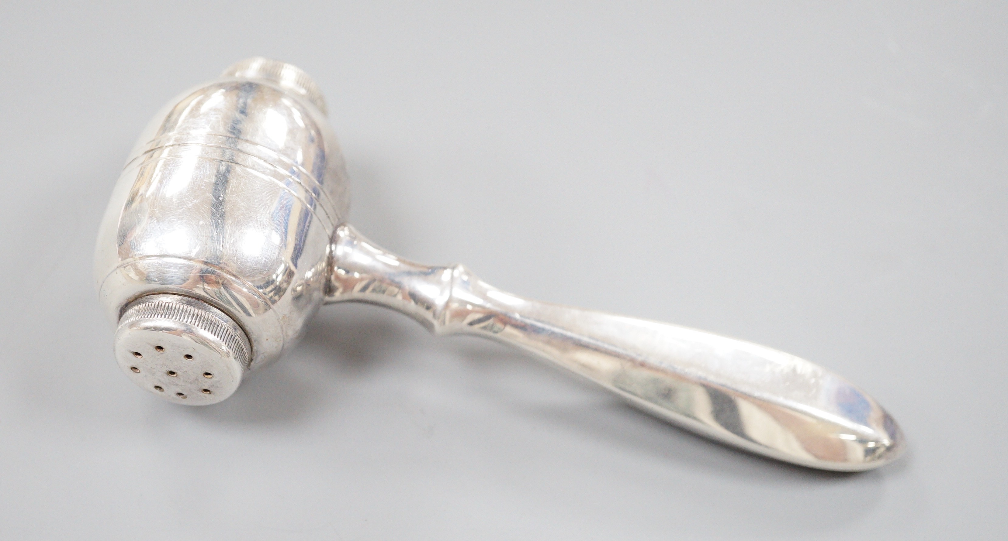 A novelty silver plated condiment dispenser, modelled as a gavel, 14cm.